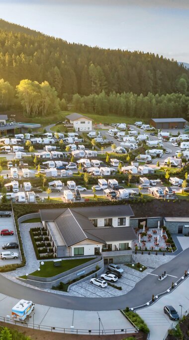 Luftaufnahme des Camping Resorts Bodenmais bei tiefstehender Sonne im Sommer | © Bodenmais Tourismus & Marketing GmbH