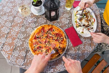 Blick von oben auf einen Tisch mit einer Pizza und einem reichhaltigen Salat | © Bodenmais Tourismus & Marketing GmbH