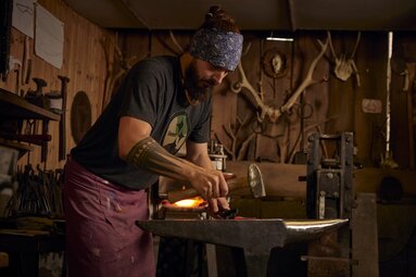 Ein Mann arbeitet in einer Goldschmiede | © Bodenmais Tourismus & Marketing GmbH