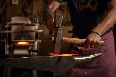 Messerschmied fertigt ein Messer an | © Bodenmais Tourismus & Marketing GmbH