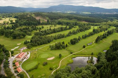 Blick von Oben auf die Golfanlage und die umliegende Natur. | © Golfpark Oberzwieselau