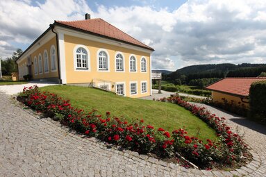 Gebäude mit Blumenbeet | © Golfpark Oberzwieselau