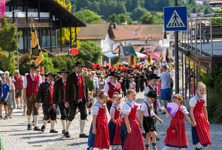Beim Festzug laufen verschiedene Vereine in Tracht und  Uniform mit. | © Bodenmais Tourismus & Marketing GmbH
