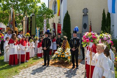 Ministranten und Knappschaftsverein sind vor der Kirch aufgestellt mir Blumenschmuck und Fahnen. | © Bodenmais Tourismus & Marketing GmbH