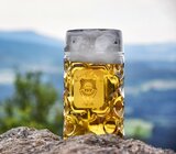 Eine mit Bier gefüllter Bierkrug steht auf einem Berg. | © Bodenmais Tourismus & Marketing GmbH