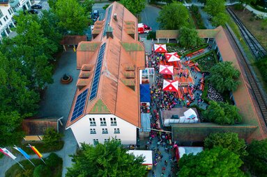 Luftaufnahme des Neuen Rathauses mit Veranstaltung im Brunnenhof | © Bodenmais Tourismus & Marketing GmbH