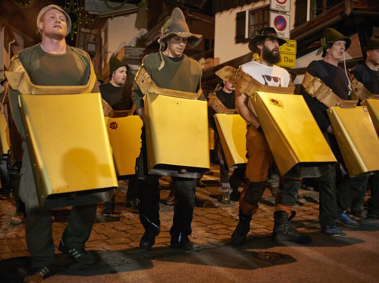 Mehrere Männer stehen bei Nacht mit Hut auf der Straße und haben Kuhglocken, so groß wie ihr Oberkörper, umhängen.  | © Bodenmais Tourismus & Marketing GmbH