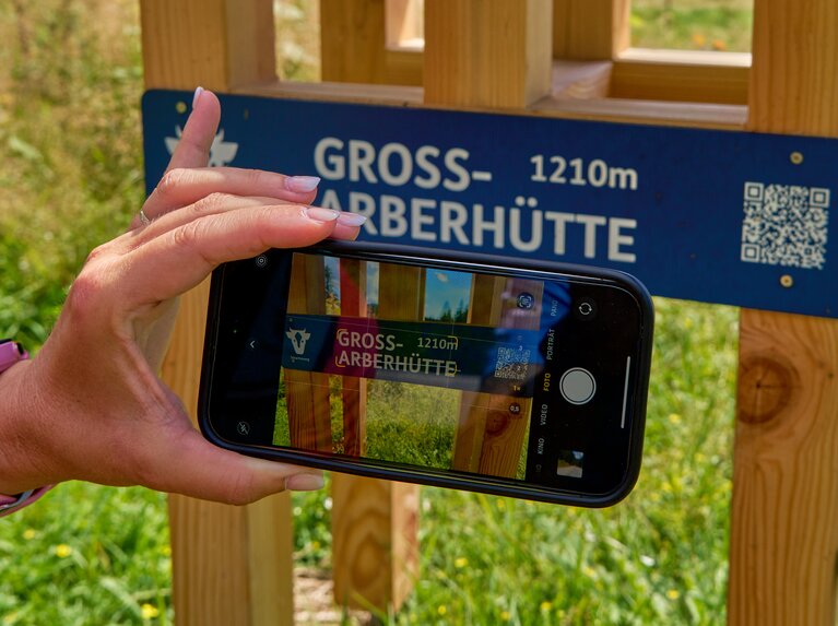 Eine Tafel mit QR-Code wird mit dem Handy eingescannt. | © Bodenmais Tourismus & Marketing GmbH