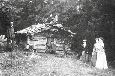 Alte Schwarz-weiß Fotografie von Waldhirten auf der großen Arberhütte im September 1901 | © Archiv Prof. Reinhard Haller